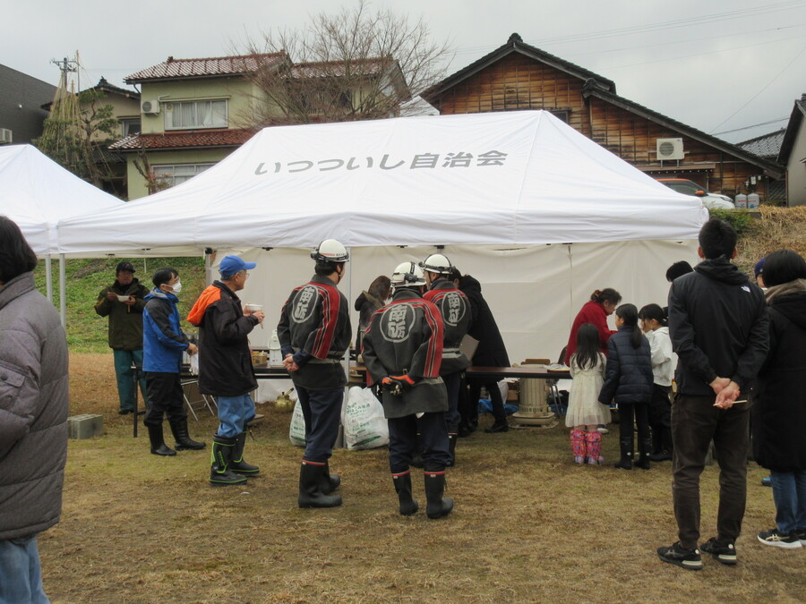 ぜんざい振る舞い中